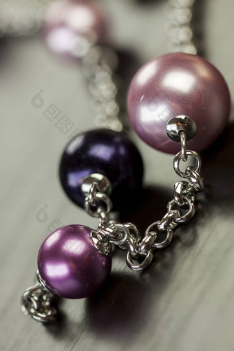 有吸引力的闪亮的紫色的珠子珠宝