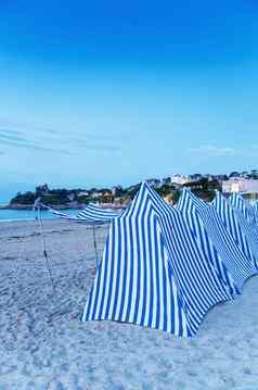 白色蓝色的帐篷海滩日落