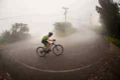 骑自行车科斯塔国云森林