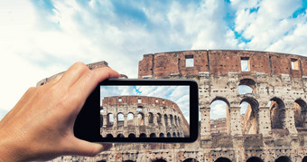 女人手智能手机采取图片罗马圆形大剧场罗马