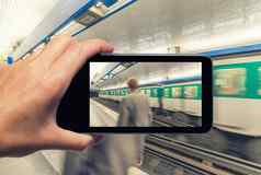 女手智能手机采取图片巴黎地铁州