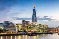 伦敦河畔建筑黄昏美丽的城市天际线