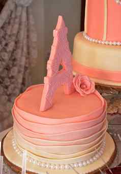 粉红色的婴儿女孩生日蛋糕