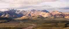 蓬松的云蓝色的天空阿拉斯加范围德纳里峰国家公园