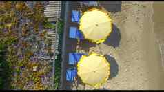 空中视图海滩雨伞