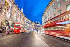 伦敦6月红色的双德克尔公共汽车速度城市
