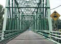 空大绿色车道金属桥