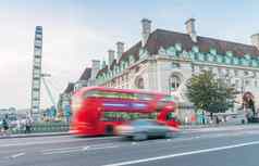 伦敦6月红色的双德克尔公共汽车城市街道