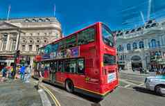 伦敦6月红色的双德克尔公共汽车城市街道
