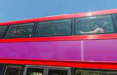 伦敦经典红色的双德克尔公共汽车超速行驶城市街
