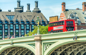 伦敦经典红色的双德克尔公共汽车超速行驶城市街