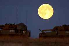 装甲车辆完整的月亮