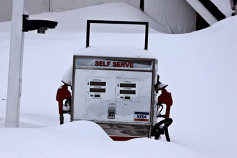 汽油泵覆盖雪