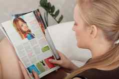 年轻的女人阅读杂志