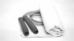 健身设备毛巾跳绳子黑色的白色颜色风格