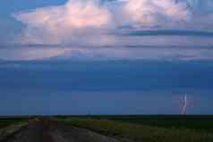 闪电闪烁的风暴云风景优美的萨斯喀彻温省