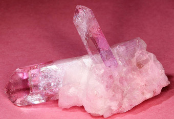 粉红色的石英水晶