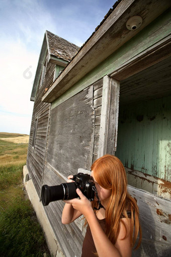 年轻的摄影师前面萨斯喀彻温省农场房子