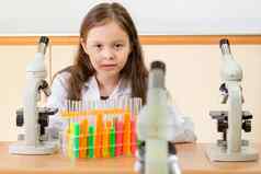 年轻的女孩科学家显微镜测试管科学