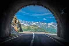 风景优美的瑞士阿尔卑斯山脉开车