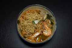 汤姆山药泰国传统的食物辣的面条汤