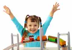 快乐的女孩玩玩具铁路