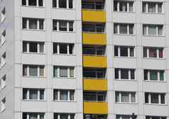 公寓建筑外观黄色的颜色阳台