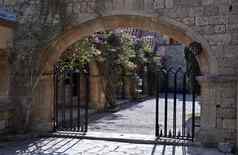 封闭的入口院子里ialyssos修道院罗兹