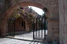 封闭的入口院子里ialyssos修道院罗兹
