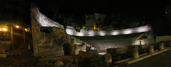 的里雅斯特意大利晚上场景罗马剧院废墟