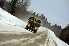 学校公共汽车冬天