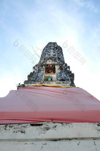 古老的佛塔寺庙泰国蓝色的天空背景