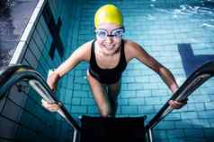 微笑游泳运动员女人游泳池
