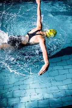 游泳运动员女人游泳游泳池