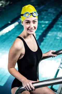 微笑游泳运动员女人游泳池