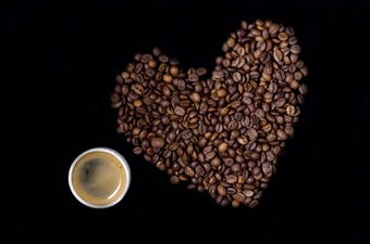 杯咖啡心咖啡豆子