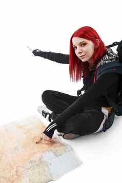 年轻的染色头发女旅游指出地图