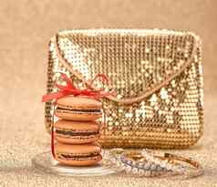 马卡龙奢侈品闪亮的手提包黄金古董散景