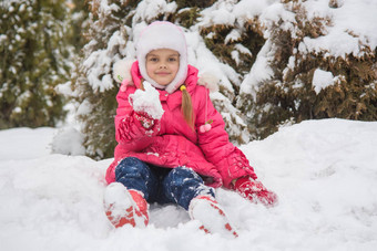 七年女孩坐着雪雪雪手