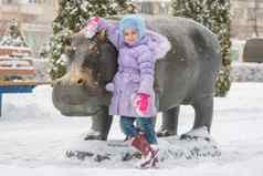 五年女孩站雕塑河马雕塑家zurab萨里特利娱乐中心吉波波克拉斯诺美克区伏尔加格勒