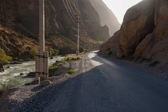 崎岖不平的山路