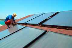 工人安装太阳能面板
