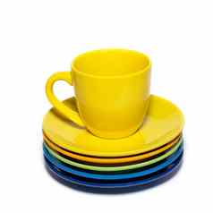黄色的茶杯堆栈碟子孤立的白色