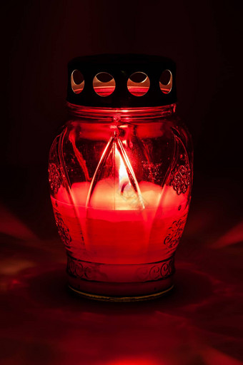 红色的燃烧奉献的蜡烛黑暗