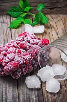 冻成熟的树莓