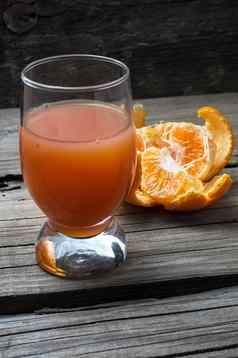 新鲜的汁热带柑橘类水果木背景