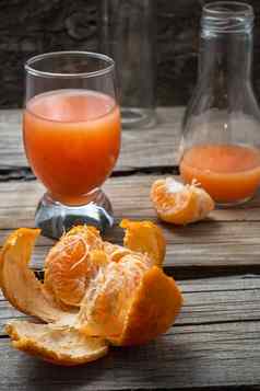 新鲜的汁热带柑橘类水果木背景