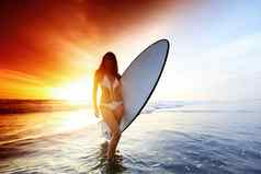 冲浪者女孩海滩日落