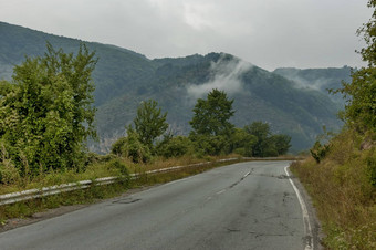 风景如画的路巴尔干半岛山多云的一天