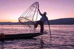 轮廓渔夫日落茵莱湖缅甸缅甸